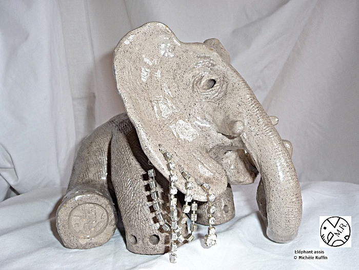 Eléphant assis © Michèle Ruffin